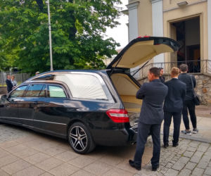 Pogrzeb Jerzego Pilcha w Kielcach. Przyjechali min. Grzegorz Turnau i Jan Nowicki	