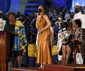 Rihanna została bohaterką narodową! Zastąpi królową Elżbetę II ?!