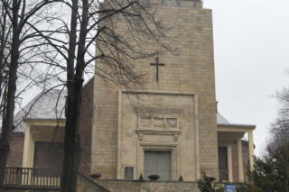 Próba podpalenia kościoła w Trzebini. Kamery nagrały uciekającego mężczyznę