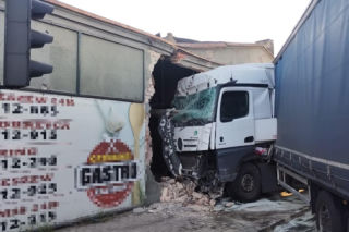 Straszny wypadek w centrum miasta! Ciężarówka wbiła się w budynek, nie żyją dwie osoby