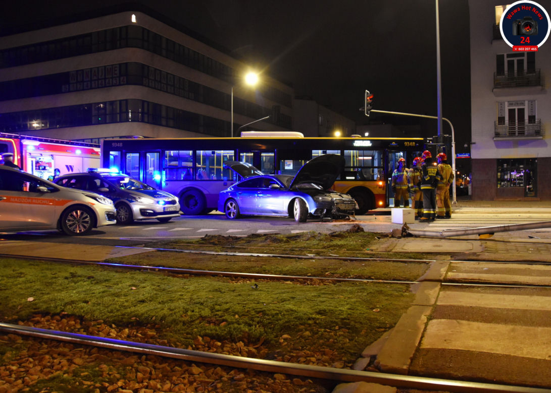 Nocna demolka przy placu Szembeka. Audi skosiło barierki i sygnalizator
