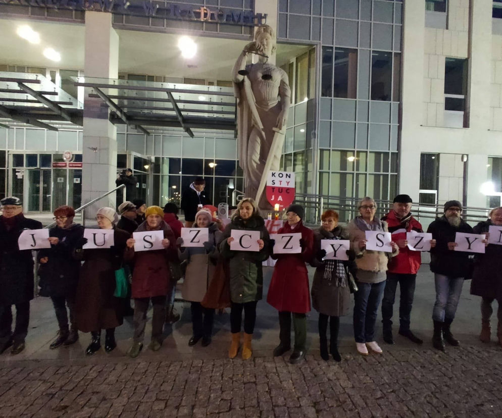 Radom: Manifestowali w obronie sędziów. Ponad 100 osób osób wzięło udział w demonstracji
