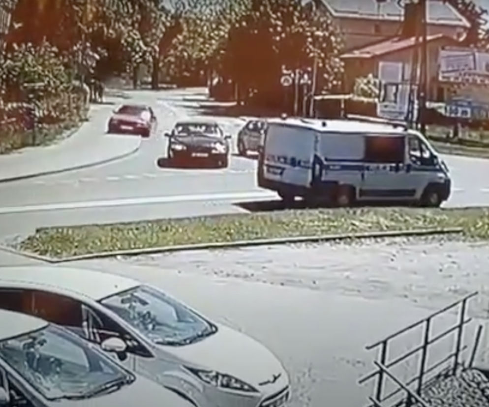 Wjechał na chodnik i ledwo minął pieszych!