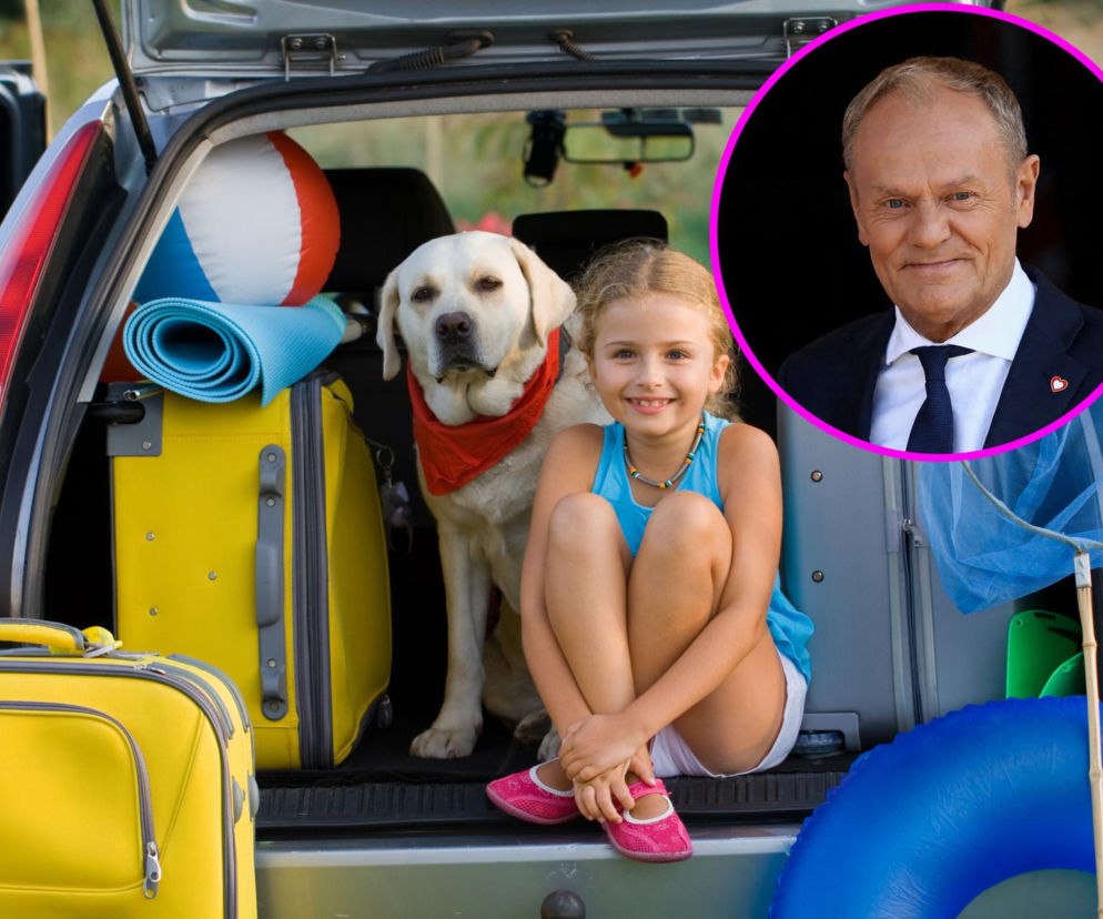 Dziewczynka z psem rasy labrador w otoczeniu bagaży w bagażniku auta, symbolizująca wakacyjny wyjazd, obok portret Donalda Tuska. Zdjęcie ilustruje nowy program rządowy Czek turystyczny, o którym przeczytasz na Super Biznes.