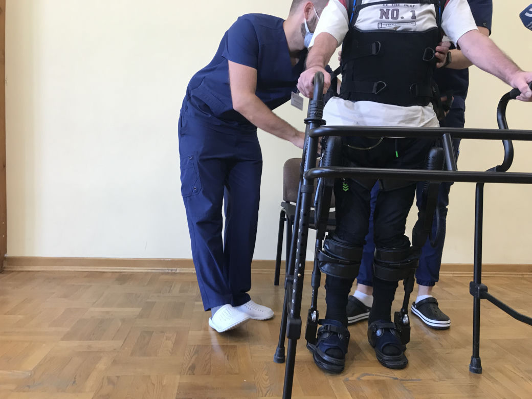 Jak działa egzoszkielet? Lubelski szpital pochwalił się nowoczesnym sprzętem 