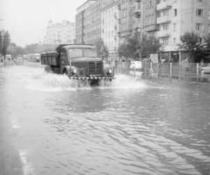 Warszawa zniknęła pod wodą! Zalane ulice i chodniki. Co tam się działo! Archiwalne zdjęcia z lat 60.