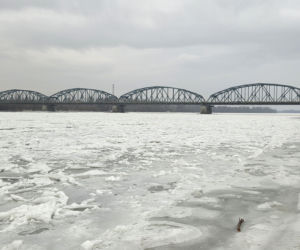 Wisła stanęła pod lodem. Zimowy spektakl w Starym Fordonie zachwyca, ale i ostrzega