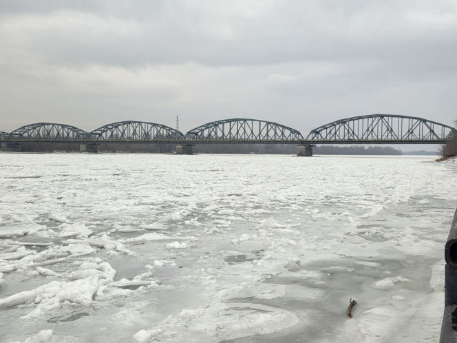 Wisła stanęła pod lodem. Zimowy spektakl w Starym Fordonie zachwyca, ale i ostrzega