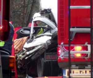Ciężarówka zahaczyła o busa. Nie żyje 53-latek