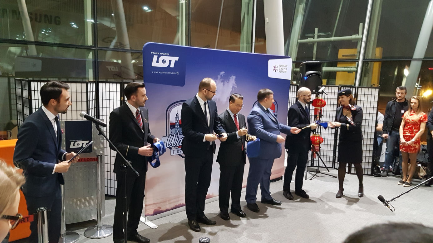 LOT zabierze Polaków na kosmiczne lotnisko