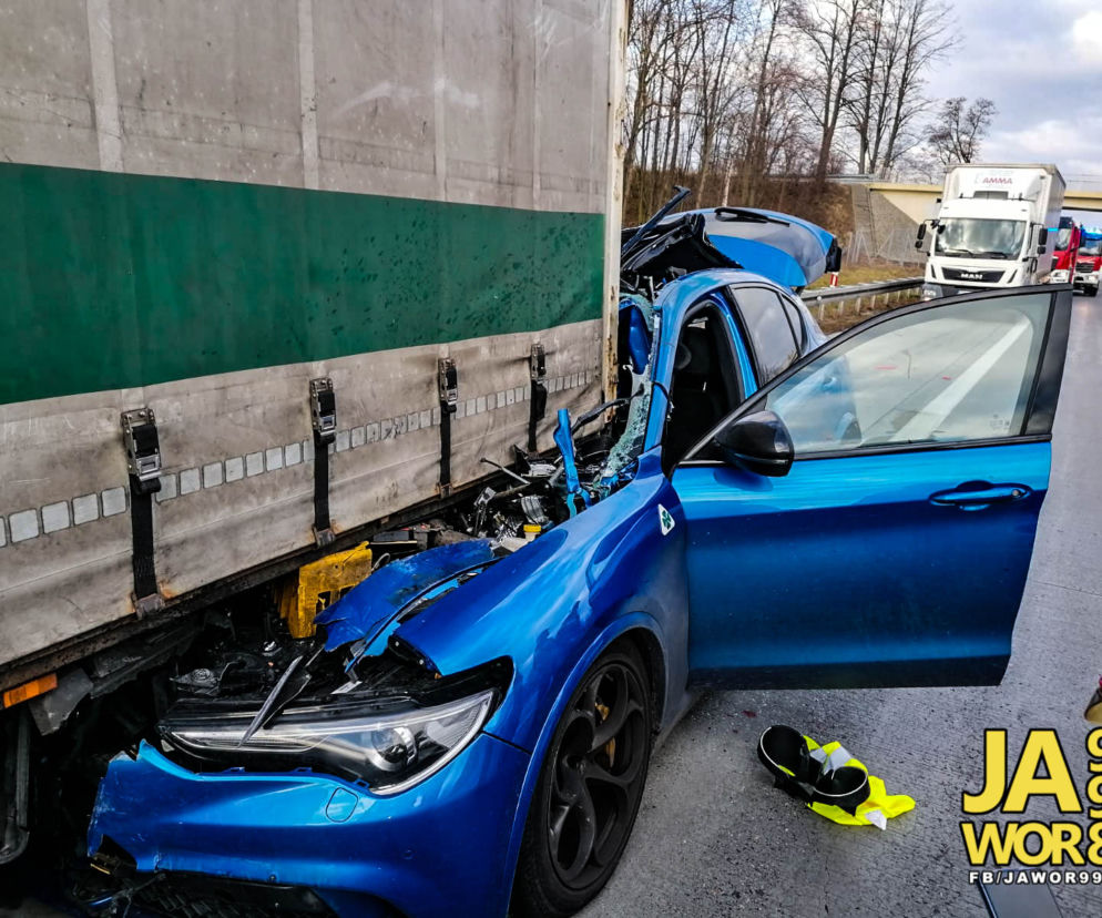 Alfa romeo wbiła się w ciężarówkę. Szokujące wypadek na A4 [ZDJĘCIA]