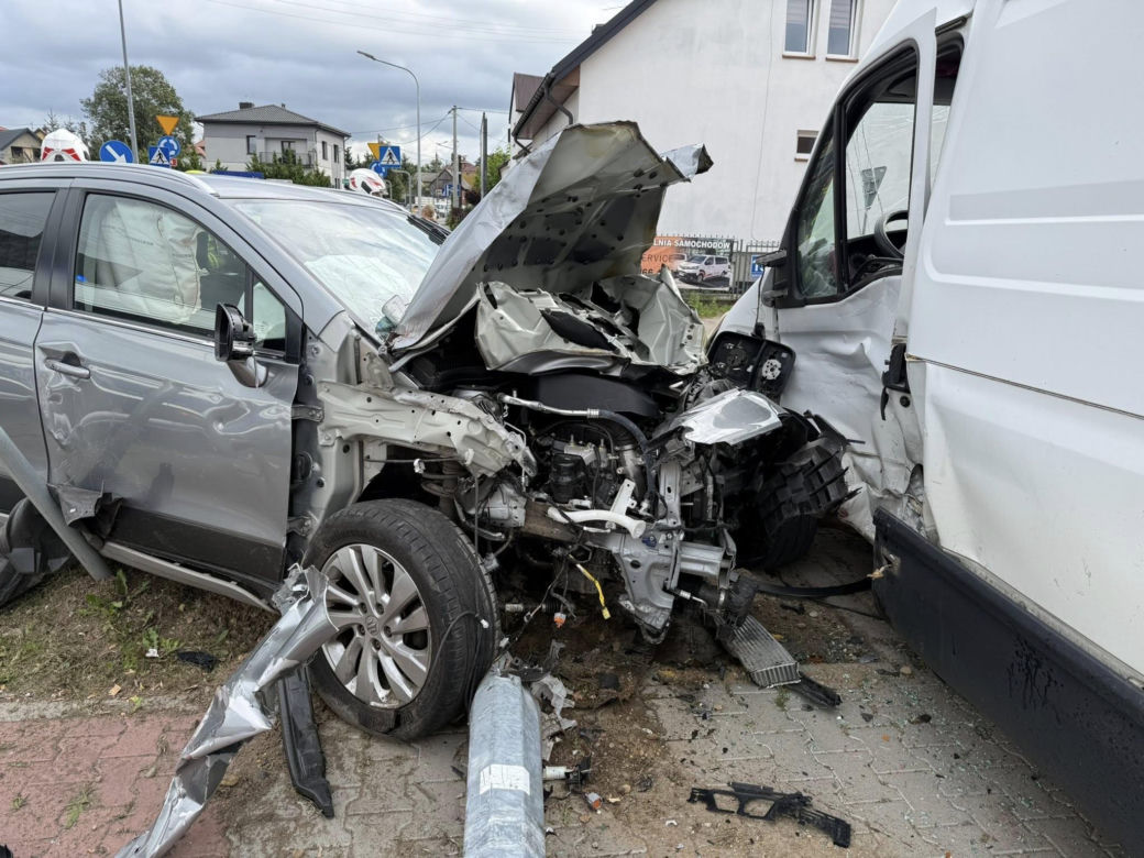 Dwie osoby w szpitalu! 83-latek przejechał przez rondo i uderzył w busa
