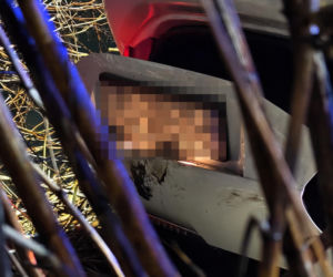 Dachował i wpadł do rzeki