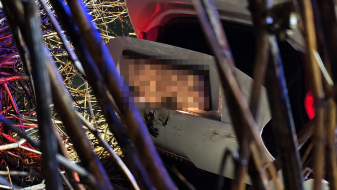 Dachował i wpadł do rzeki