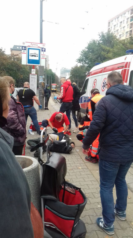 Trwa reanimacja mężczyzny na przystanku tramwajowym przy Okopowej