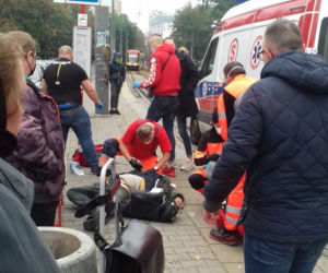 Trwa reanimacja mężczyzny na przystanku tramwajowym przy Okopowej