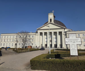 Kody QR na kościelnych ławkach. Nowość w bydgoskiej bazylice dzieli wiernych. „Bezczelność nie zna granic”