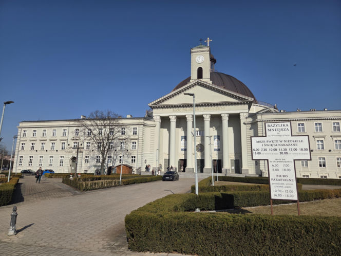 Kody QR na kościelnych ławkach. Nowość w bydgoskiej bazylice dzieli wiernych. „Bezczelność nie zna granic”