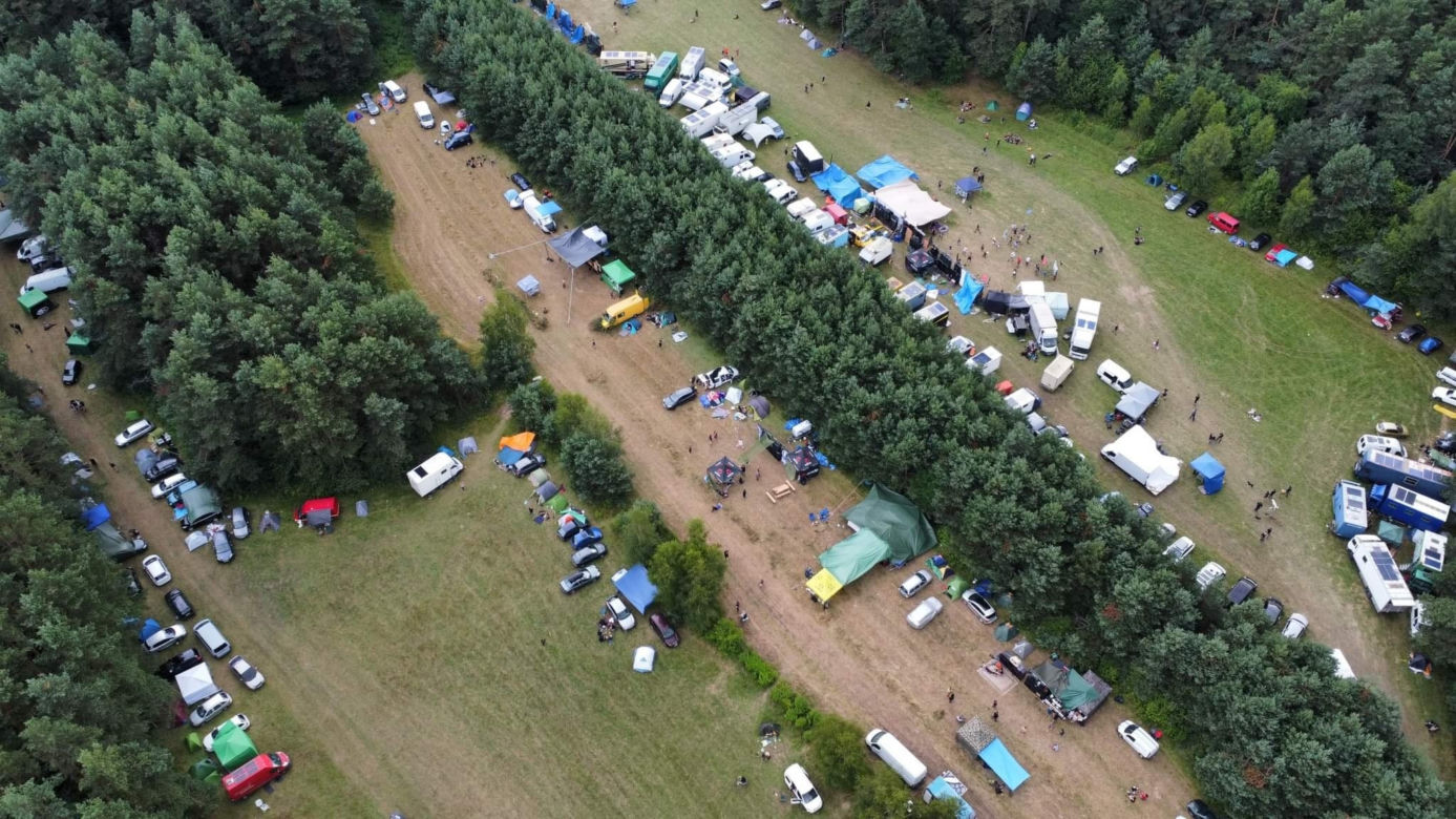 Nielegalny festiwal w środku lasu w Siamoszycach 