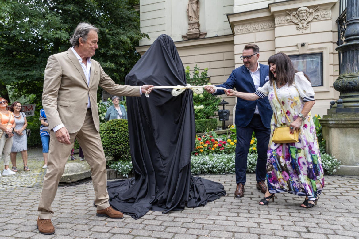 Pomnik Marii Koterbskiej stanął przed Teatrem Polskim w Bielsku-Białej