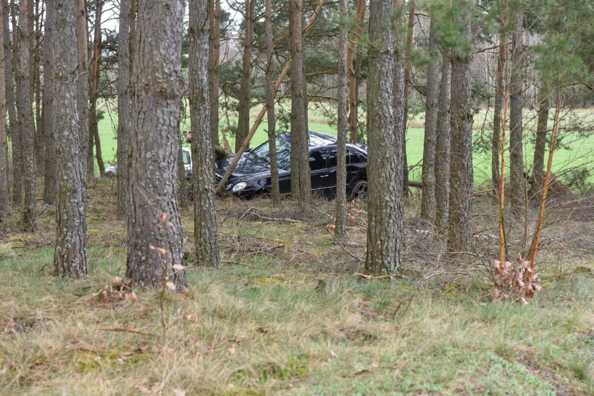 Zaorał kawałek pola i skosił kilka drzew Mercedesem. Policja poszukuje pracowitego kierowcy z gminy Cekcyn