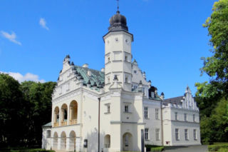 Jeden z najpiękniejszych pałaców znajduje się w województwie łódzkim. Jest dumą średniowiecznego miasta