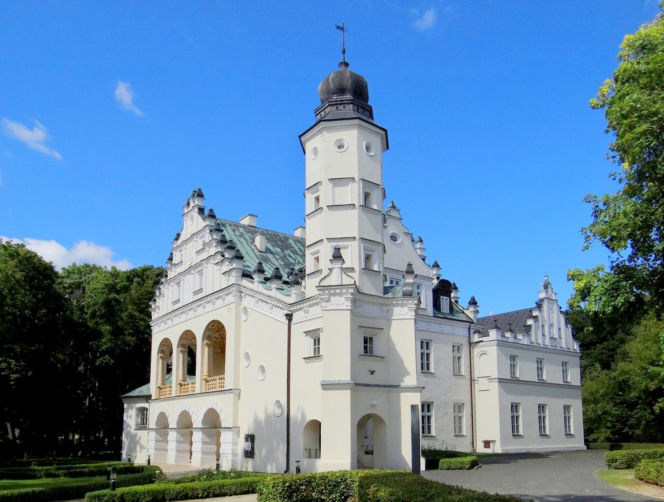 Jeden z najpiękniejszych pałaców znajduje się w województwie łódzkim. Jest dumą średniowiecznego miasta