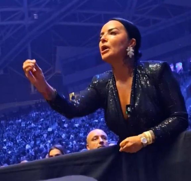 Kamila Wybrańczyk podczas walki Artura Szpilki na KSW