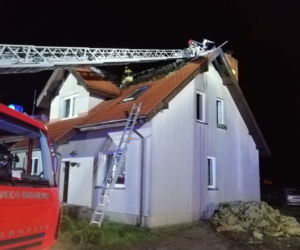 Duże straty po pożarze domu jednorodzinnego w Lasocicach koło Leszna