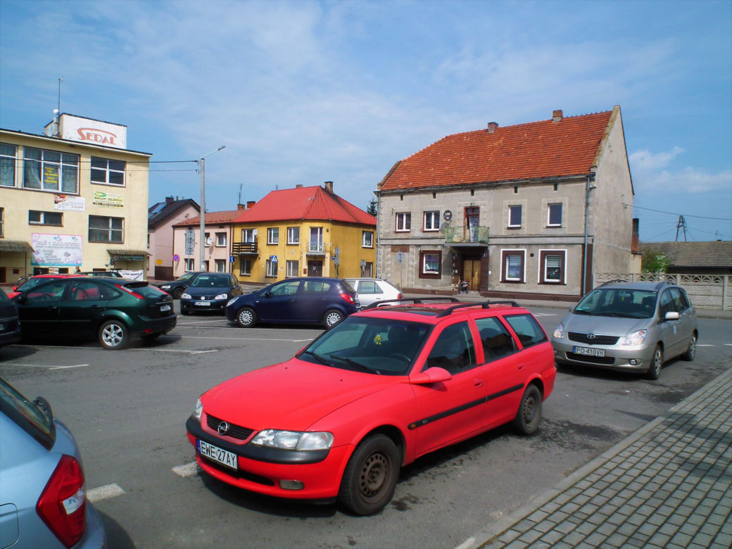 To jedno z najstarszych miast w województwie łódzkim. Zachwyca nietuzinkowym rynkiem