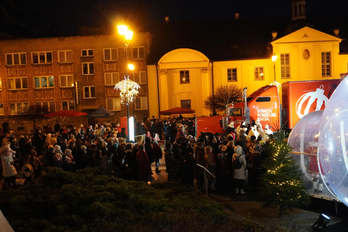 Ciężarówka Coca-cola w Białymstoku! Świąteczna atrakcja przyciągnęła tłumy mieszkańców na Rynek Kościuszki