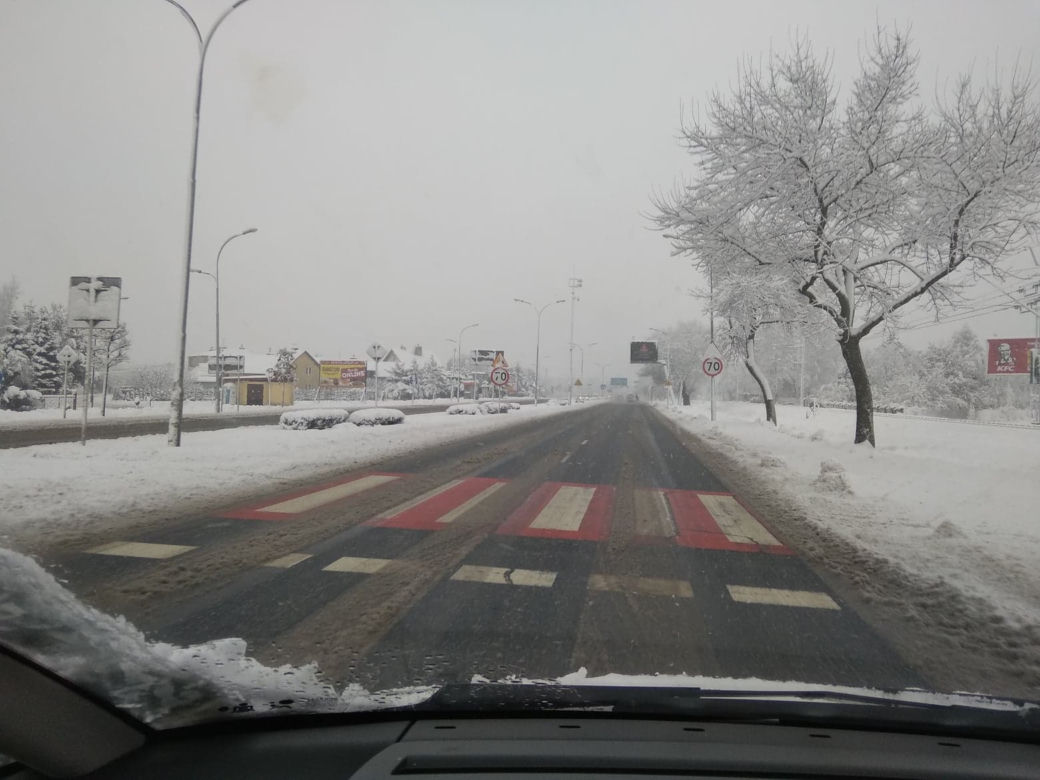 FATALNE warunki na drogach Rzeszowa. Śnieżny ARMAGEDON! [ZDJĘCIA]