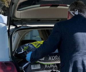 Marszałek Karczewski robi zakupy na bazarku