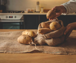 Jak przechowywać ziemniaki, żeby długo były świeże – bez kiełkowania, gnicia i wysychania