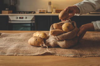 Jak przechowywać ziemniaki, żeby długo były świeże – bez kiełkowania, gnicia i wysychania