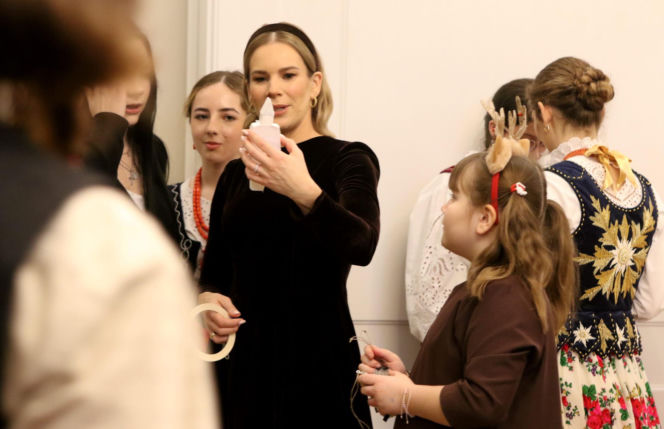 W Pałacu Prezydenckim już święta. Marta Nawrocka z rodziną ubierała choinkę