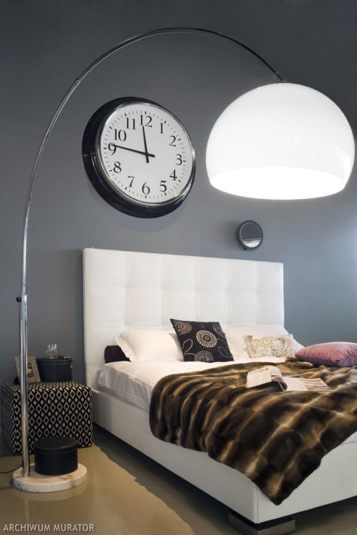 Zegar ścienny nad łóżkiem