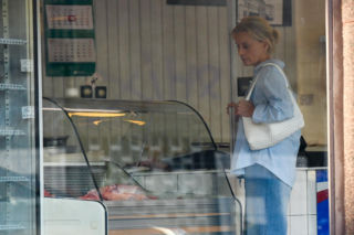 Małgorzata Foremniak bez makijażu kupuje mięso i warzywa