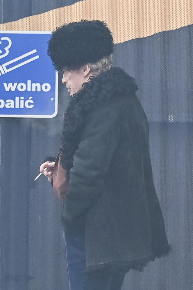 Daniel Olbrychski pali pod zakazem palenia