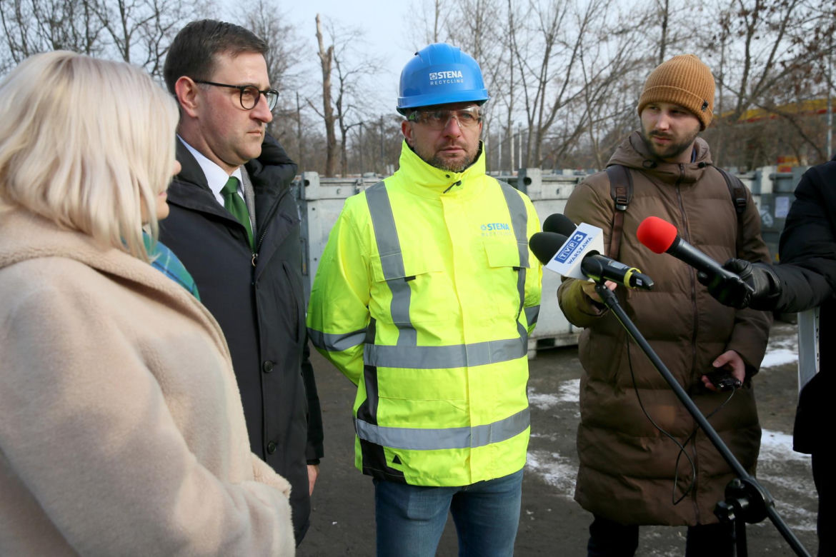Wywożą śmieci z Targówka. 360 ton odpadów zalegało na działce przy ul. Odrowąża