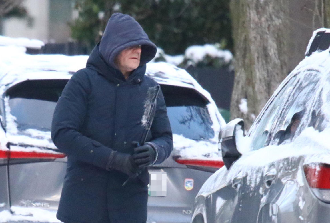 Tusk skrobie szyby auta żony
