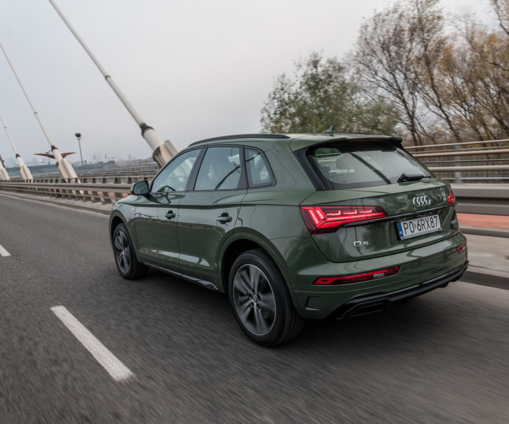 Audi Q5 z tylnymi światłami w cyfrowej technice diod organicznych OLED