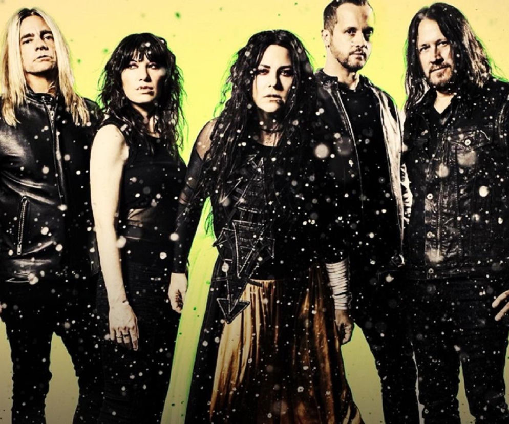Zespół Evanescence z wokalistką Amy Lee w centrum na żółtym tle. O historii hitu Bring Me to Life czytaj w EskaRock.