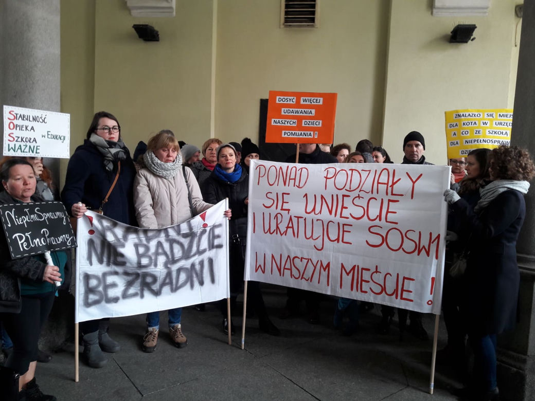 Rodzice protestowali przed sesją Rady Miejskiej Wrocławia
