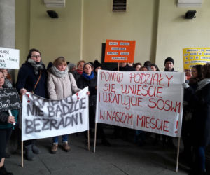 Rodzice protestowali przed sesją Rady Miejskiej Wrocławia