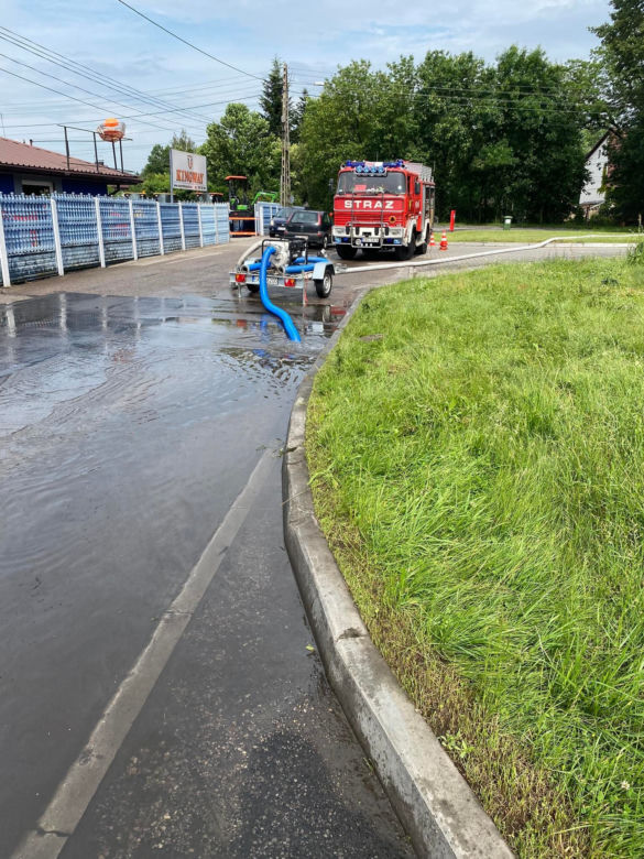Zniszczone nagrobki na cmentarzu i zerwane dachy. To skutki wichury, która przeszła nad Śląskiem 