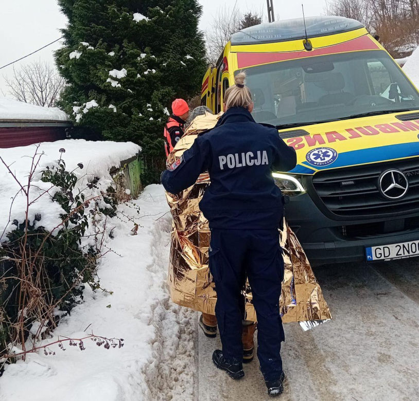 Policjantki nie wahały się ani chwili. Okryły mężczyznę kocem i umieściły w radiowozie, by mógł się ogrzać
