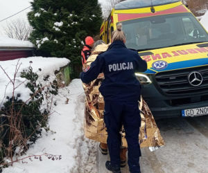 Policjantki nie wahały się ani chwili. Okryły mężczyznę kocem i umieściły w radiowozie, by mógł się ogrzać