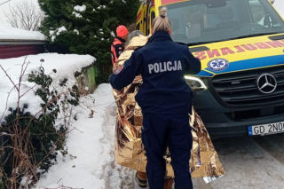 Policjantki nie wahały się ani chwili. Okryły mężczyznę kocem i umieściły w radiowozie, by mógł się ogrzać