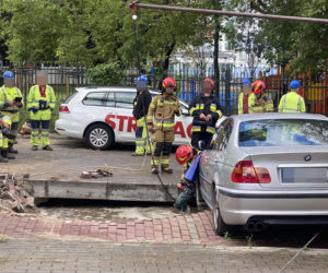 Samochod wpadł do zapadliska. Awaria wodociągowa na Bielanach